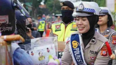 Peringati Hari Kartini 2023, Polwan Polresta Bandung Bagikan Takjil di Jalur Mudik
