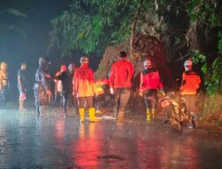 Longsor Rumpun Bambu Tutup Jalan Kabupaten Sumedang, Lalu Lintas Berlaku Buka Tutup