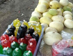 Imbas Cuaca Tak Menentu, Pedagang Takjil di Jatinangor Sumedang Sepi Pembeli
