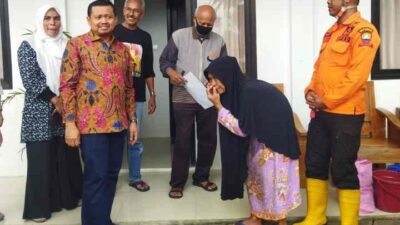 BPBD Sumedang Dampingi Bupati Salurkan Logistik Bagi Korban Kebakaran
