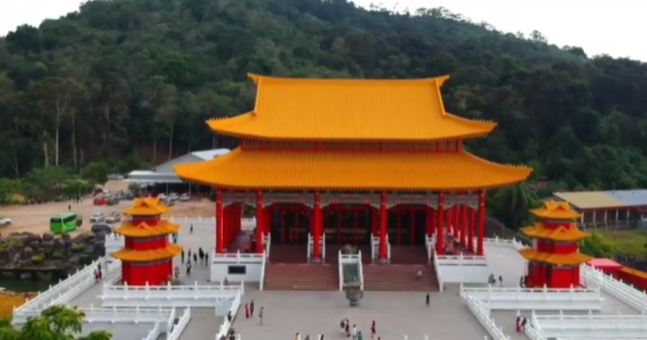Vihara Tri Dharma Bumi Raya di Kalimantan Barat