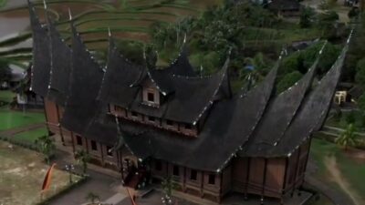 Istano Basa Pagaruyung merupakan salah satu tempat wisata yang wajib dikunjungi di Sumatera