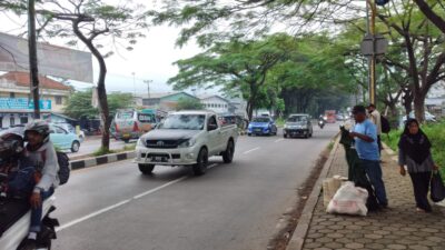 Situasi Arus Balik di Jalan Raya Bandung Garut Parakanmuncang Ramai Lancar