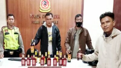 Polisi Sita Puluhan Botol Miras dan Belasan Liter Tuak di Cicalengka