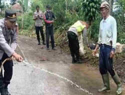 Usai Diguyur Hujan Lebat, Jalan Sayuran Cicalengka Tertutup Lumpur
