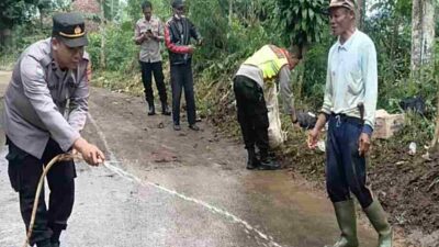 Usai Diguyur Hujan Lebat, Jalan Sayuran Cicalengka Tertutup Lumpur