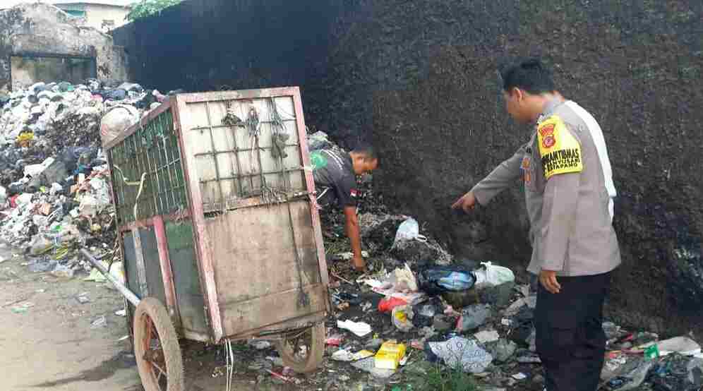 Bayi di Tumpukan Sampah