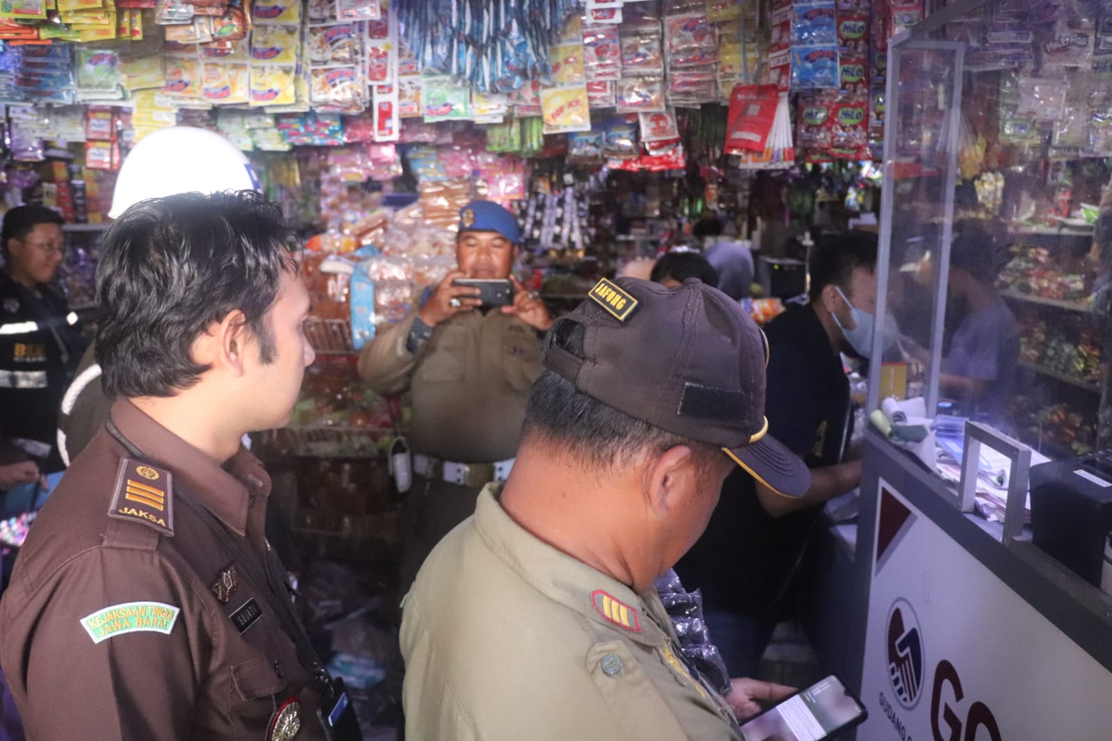 Operasi pasar rokok ilegal