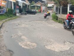 Parah, Jalan di Tengah Kawasan Perkotaan Jatinangor Sumedang Dibiarkan Rusak