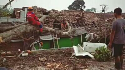Tertimpa Pohon, Sejumlah Rumah di Kabupaten Bandung Alami Kerusakan