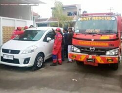 Tim Rescue Selamatkan Anak yang Terjebak Dalam Mobil di Cangkuang