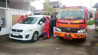 Anak terjebak di mobil