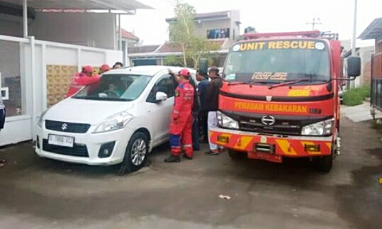Anak terjebak di mobil