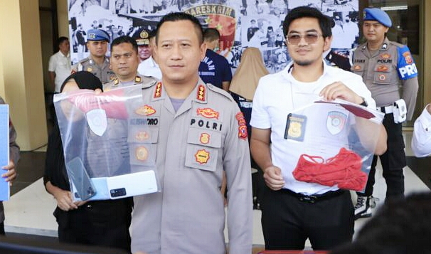 Wanita Bercadar pamer kelamin