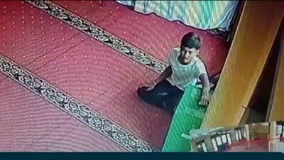 Terekam CCTV, Seorang Pria Gasak Uang Kotak Amal Masjid Ar Risalah Baleendah