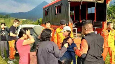 Tersesat di Kaki Gunung Bukit Tunggul, Tim SAR Berhasil Evakuasi Pelari Wanita