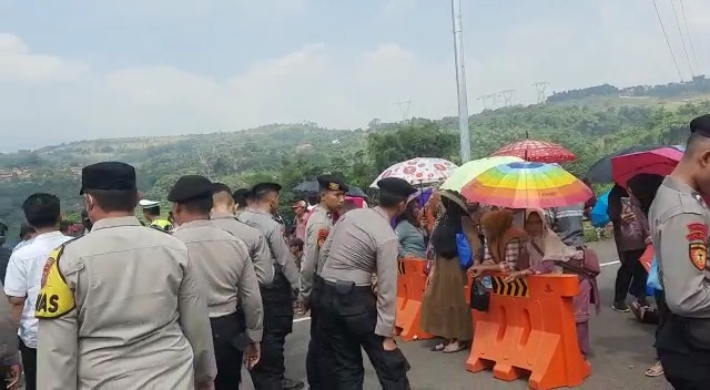 Warga Blokade Tol Cisumdawu