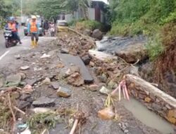 Bencana di Sumedang, Jalan Sumedang-Tasikmalaya Retak Hingga Mobil AVP Terseret Arus Air