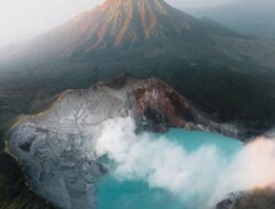 Kawah Ijen: Menikmati Keindahan Alam, Blue Fire, dan Kehidupan Masyarakat Sekitar