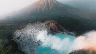 Kawah Ijen: Menikmati Keindahan Alam, Blue Fire, dan Kehidupan Masyarakat Sekitar