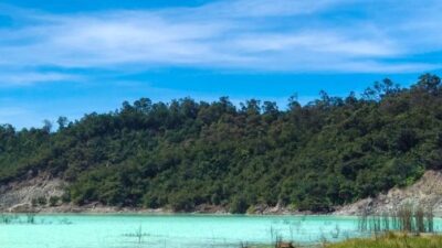 Kawah Talaga Bodas di Jawa Barat