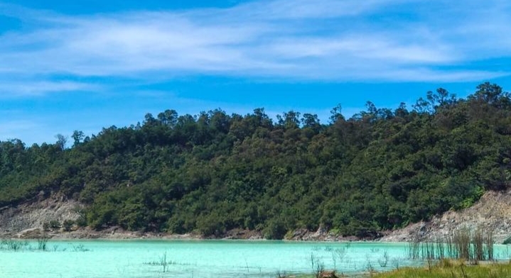 Kawah Talaga Bodas di Jawa Barat