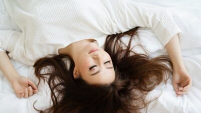 Manfaat Tidur Tanpa Bantal