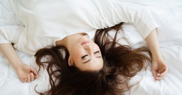 Manfaat Tidur Tanpa Bantal