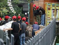 Berdiri di Lahan Negara, PT KAI Tertibkan 3 Rumah di Tamansari Bandung