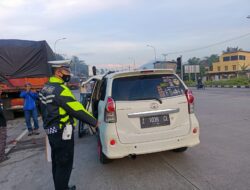Diduga Mengantuk, Sopir Avanza Tabrak Truk yang Parkir di Depan Pintu Tol Pamulihan Sumedang