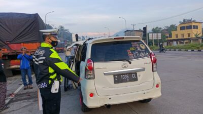 Diduga Mengantuk, Sopir Avanza Tabrak Truk yang Parkir di Depan Pintu Tol Pamulihan Sumedang