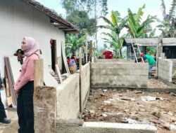 8 Rumah Terbakar di Margamukti, Politisi PDIP Bergerak Beri Bantuan