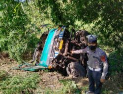 Truk Masuk Jurang Sedalam 12 Meter di Cigendel Sumedang