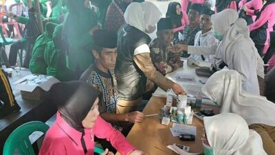 Ratusan Lansia Jalani Pengobatan Gratis dari Polsek Solokanjeruk