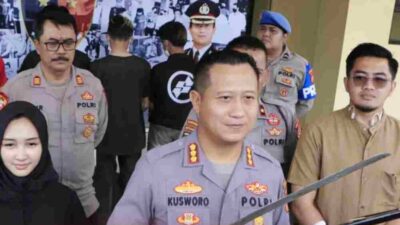 Berkendara bawa sajam