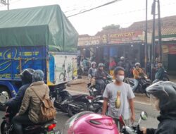 Dua Truk di Jalan Tanjungsari Sumedang Adu Banteng, Pemotor Dibelakang Truk Jadi Korban
