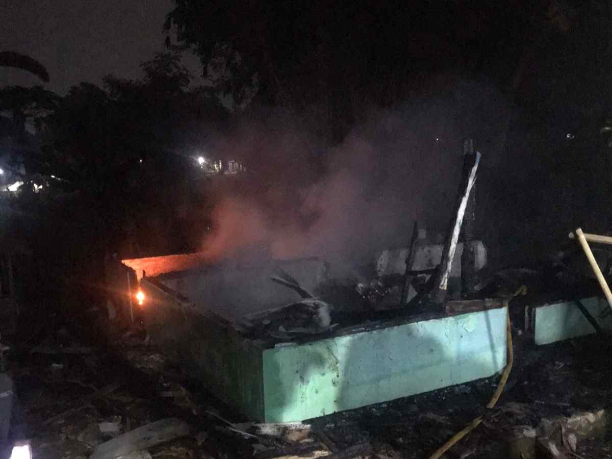 Rumah Semi Permanen Terbakar