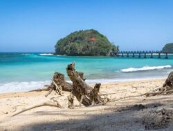 Pantai Balekambang Jawa Timur: Pesona Keindahan Alam yang Memukau
