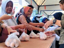 Ratusan Warga Serbu Bazar Sembako Polres Sumedang, Ribuan Telur Ludes Hanya Hitungan Menit