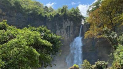 Menjelajahi Keindahan Curug Cimarinjung di Jawa Barat: Air Terjun Tersembunyi yang Memukau