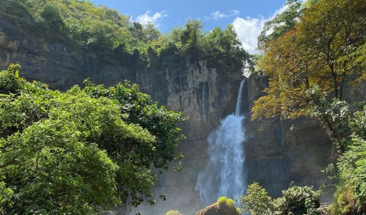 Menjelajahi Keindahan Curug Cimarinjung di Jawa Barat