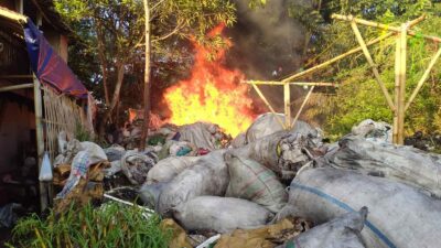 Gudang Rongsok Tanjungsari Terbakar