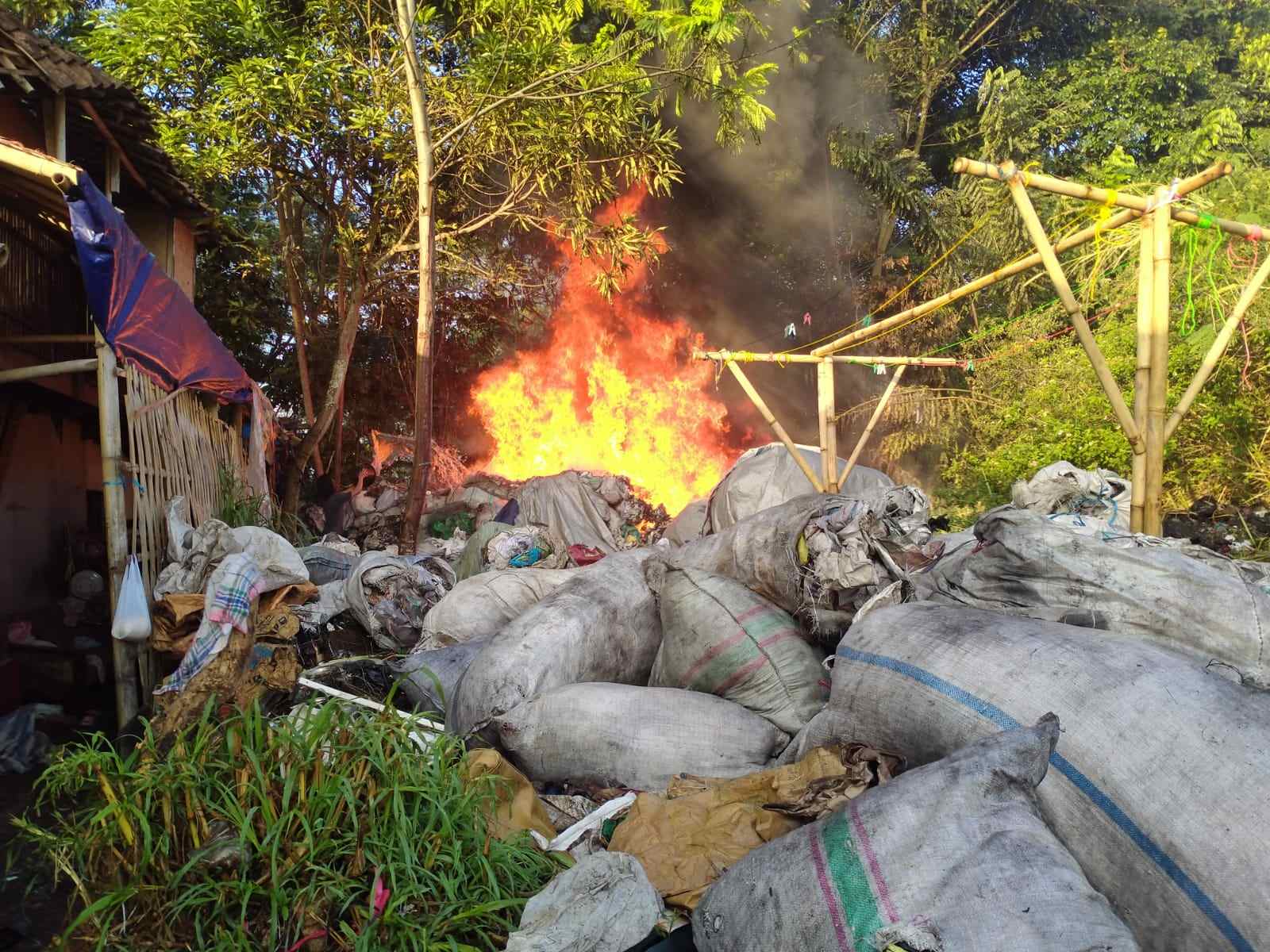 Gudang Rongsok Tanjungsari Terbakar