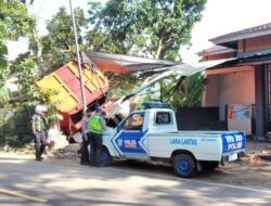 Diduga Hilang Kendali, Truk Batu Bara Tabrak Rumah dan Serempet Motor di Jatinangor Sumedang