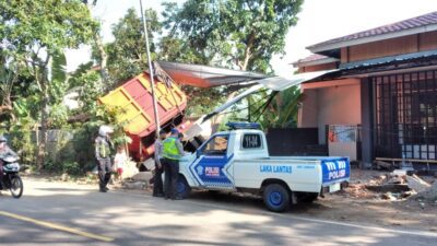 Diduga Hilang Kendali, Truk Batu Bara Tabrak Rumah dan Serempet Motor di Jatinangor Sumedang
