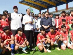 Presiden Jokowi Lihat Langsung Seleksi Timnas U-17 di Stadion Si Jalak Harupat