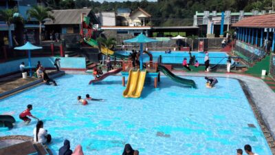 Menghabiskan Waktu Libur Sekolah, Enaknya Mandi di Kolam Renang Panyindangan Sumedang