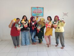 KREATIF, Kader Posyandu di Desa Serang Sumedang Ini Sulap Limbah Konveksi Jadi Boneka