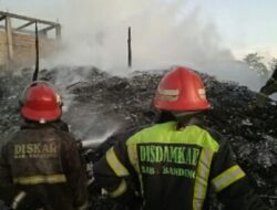 Api Hanguskan Gudang Limbah dan Rumah di Cipeundeuy