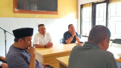 Kepala Bakesbangpol Kabupaten Sumedang Asep Tatang Sujana didampingi Kepala Bidang Politik Dalam Negeri dan Ormas pada Badan Kesbangpol Kabupaten Sumedang, Nurhayat S.STP.
